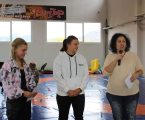 Награди за медалистките от клуба по борба „Станка Златева“ - Софи Тенева и Емине Осман   